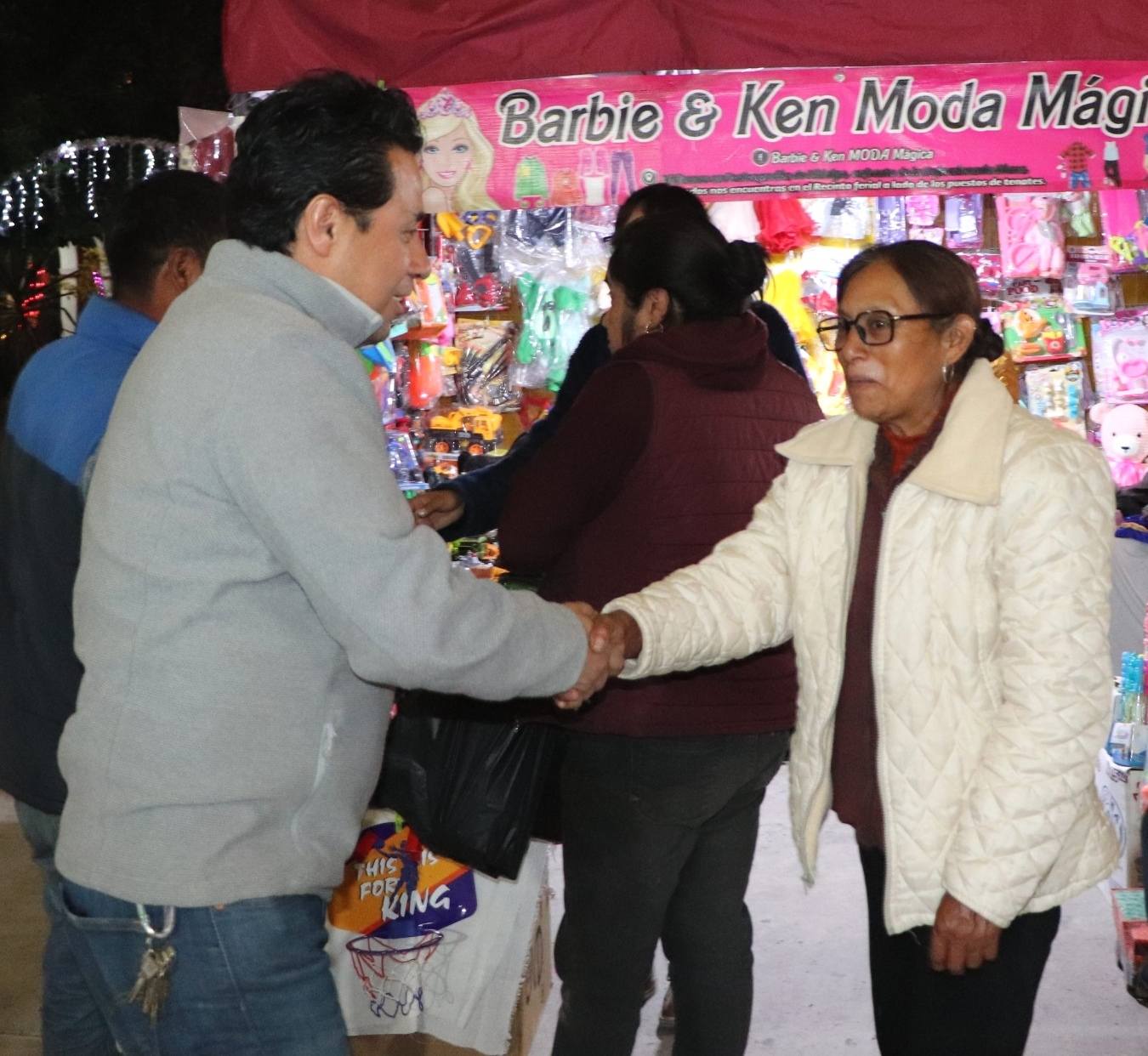 RECORRIDO A PIE TIERRA DEL PRESIDENTE MUNICIPAL CON DIVERSAS CORPORACIONES DE SEGURIDAD PARA GARANTIZAR LA TRANQUILIDAD EN LA NOCHE PREVIA AL DÍA DE REYES.