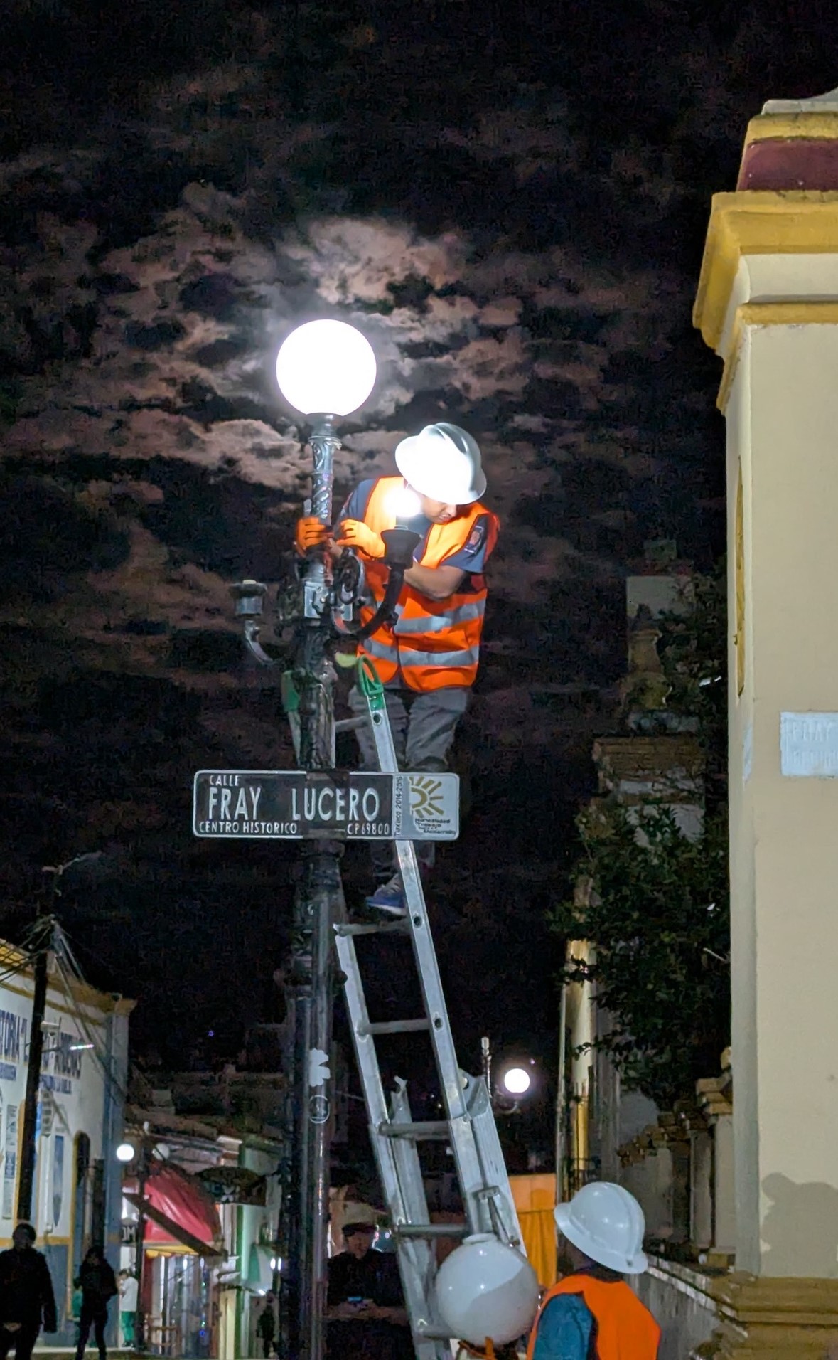 INICIA MEJORAMIENTO DEL ALUMBRADO PÚBLICO DE LA CIUDAD