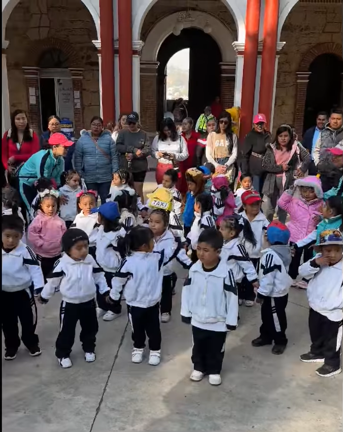 CONTINÚA EL PROGRAMA DE “ESCUELA MÓVIL DE FORMACIÓN VIAL” EN LAS ESCUELAS DE TLAXIACO