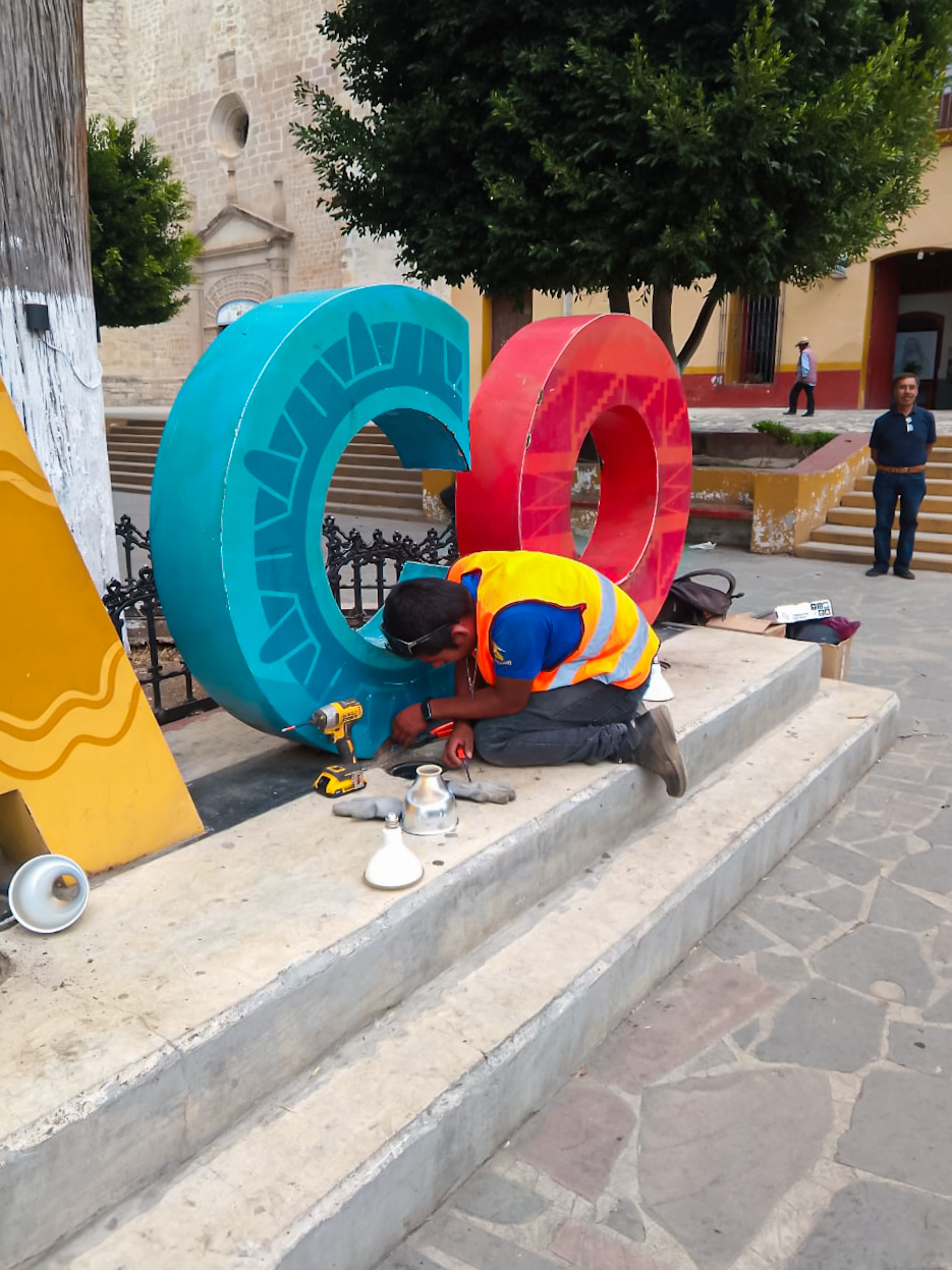 MANTENIMIENTO DE LÁMPARAS, CAMBIO DE FOCOS Y SOQUETS, EN EL LETRERO DENOMINATIVO “TLAXIACO”