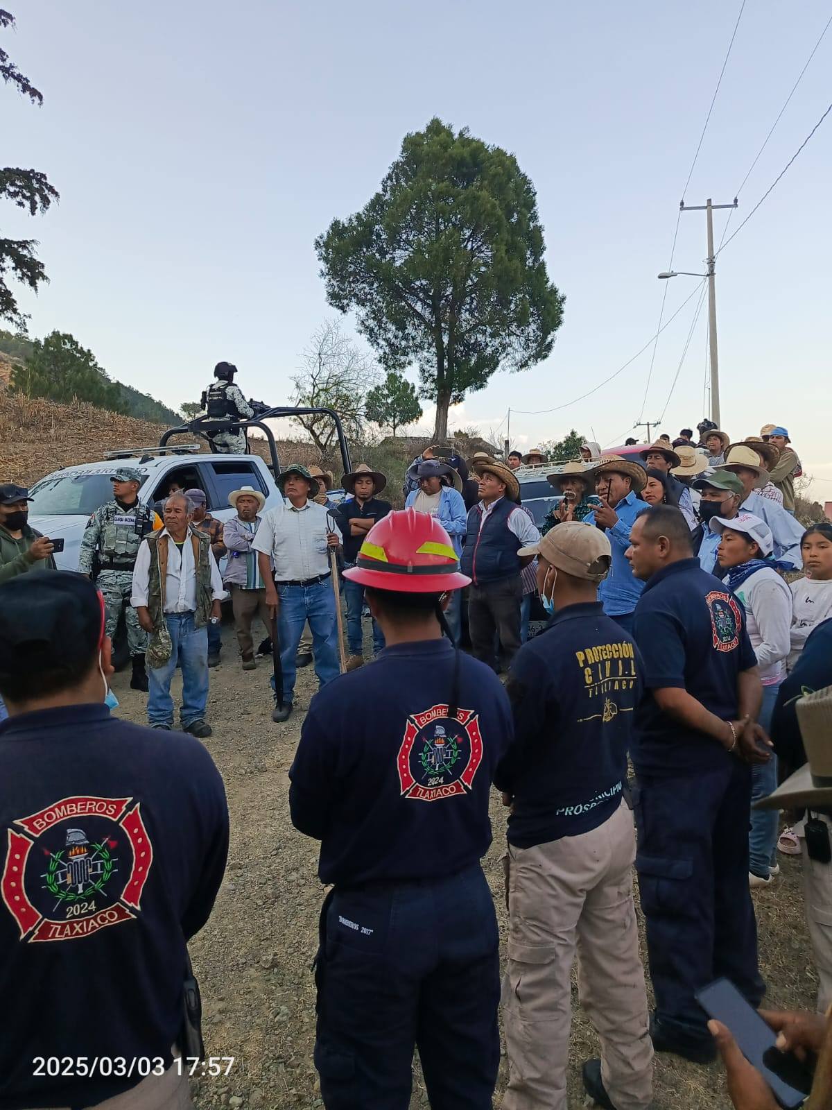 PROTECCIÓN CIVIL Y BOMBEROS DE TLAXIACO ATENDIERON INCENDIO EN ATAYIKI CUQUILA