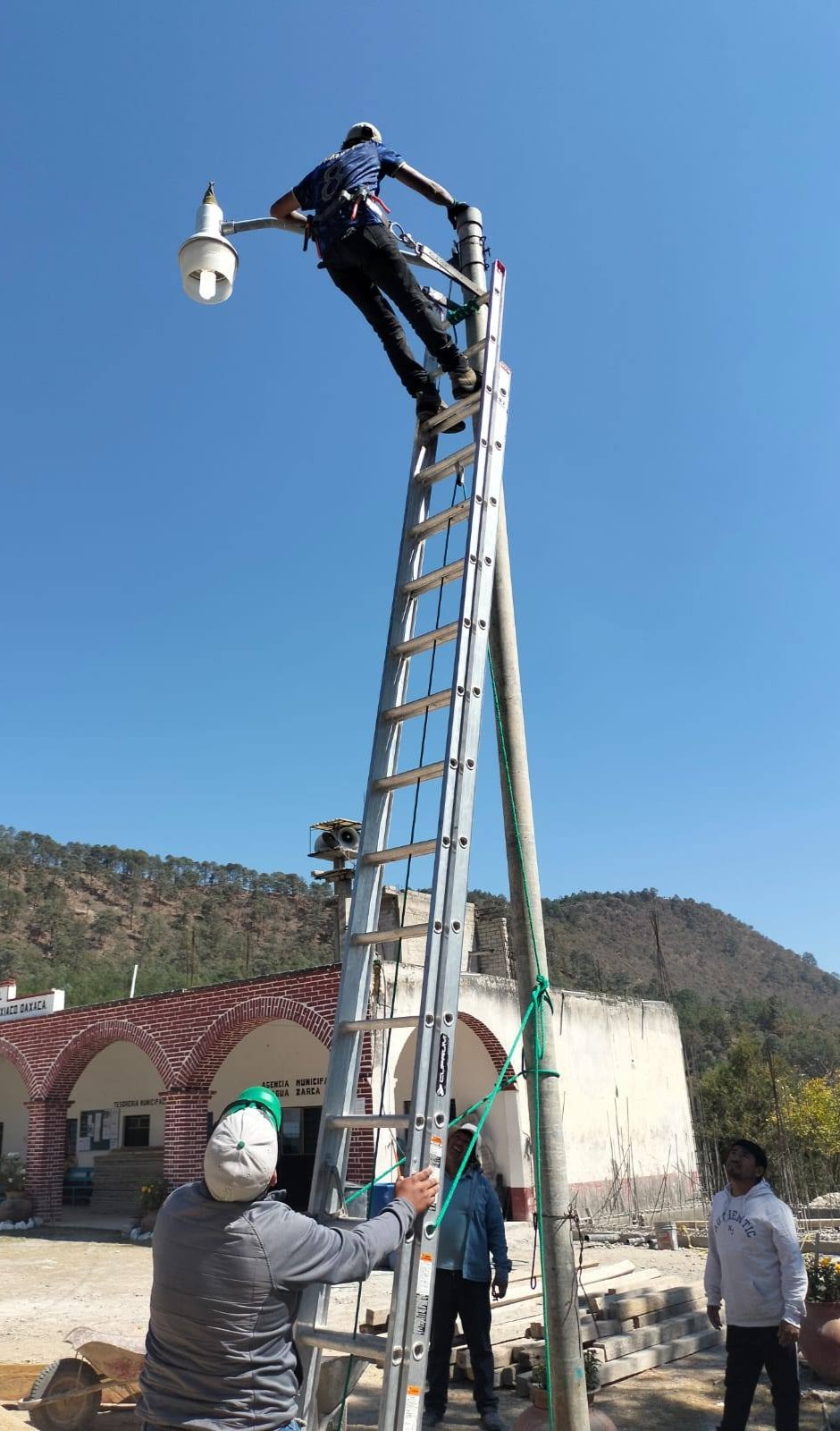 ALUMBRADO PÚBLICO REALIZÓ EL REEMPLAZO DE FOCOS Y FOTOCELDAS EN LA AGENCIA AGUA ZARCA, CUQUILA.