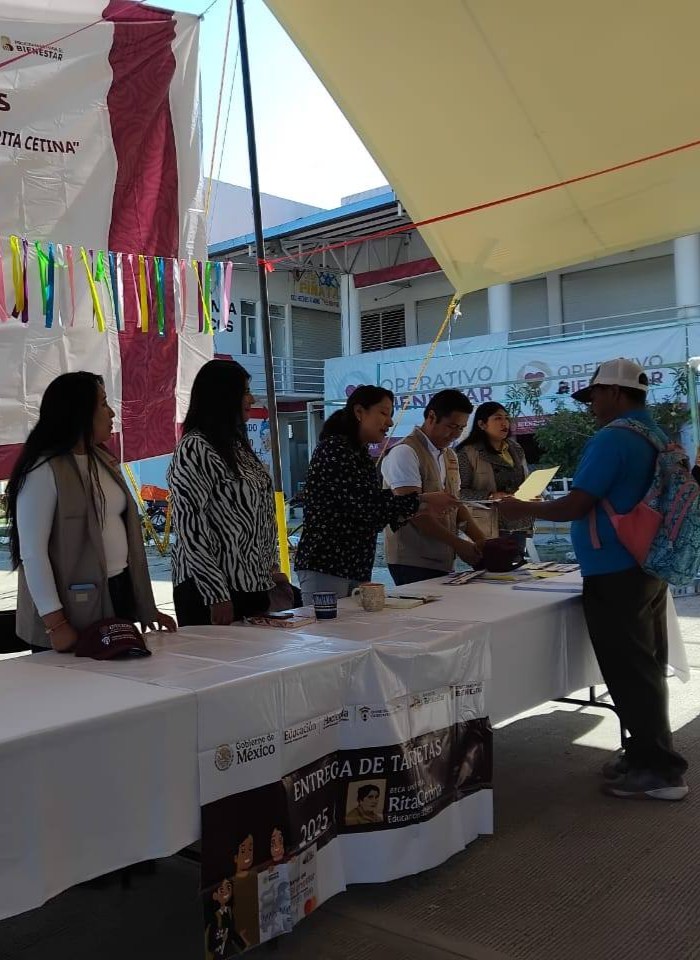 AYUNTAMIENTO DE TLAXIACO PARTICIPA EN ENTREGA DE TARJETAS BIENESTAR DEL PROGRAMA «BECAS RITA CETINA»