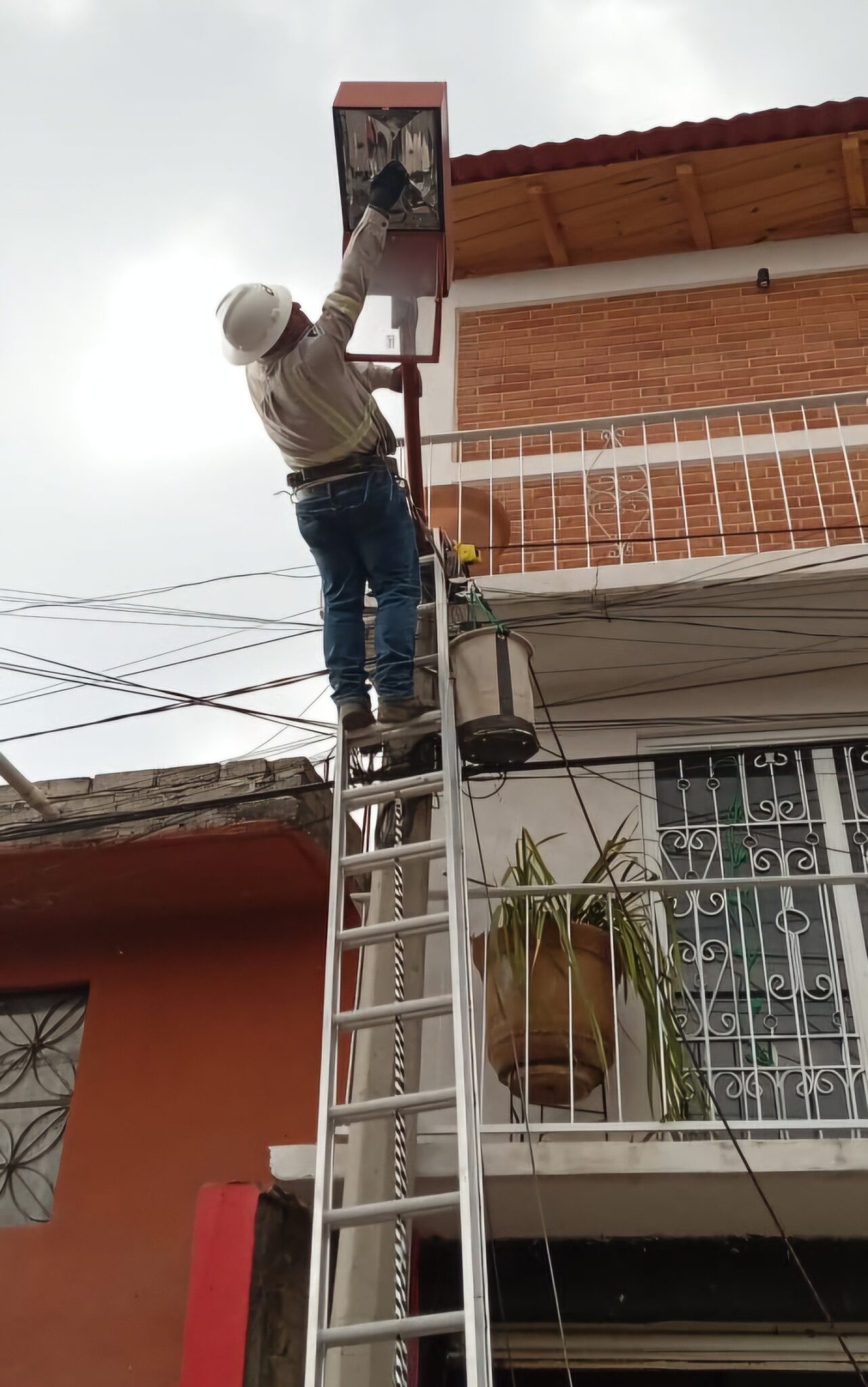 MEJORAMIENTO Y MANTENIMIENTO DE LAS LÁMPARAS EN BARRIO SAN BARTOLO Y COLONIA CENTRO
