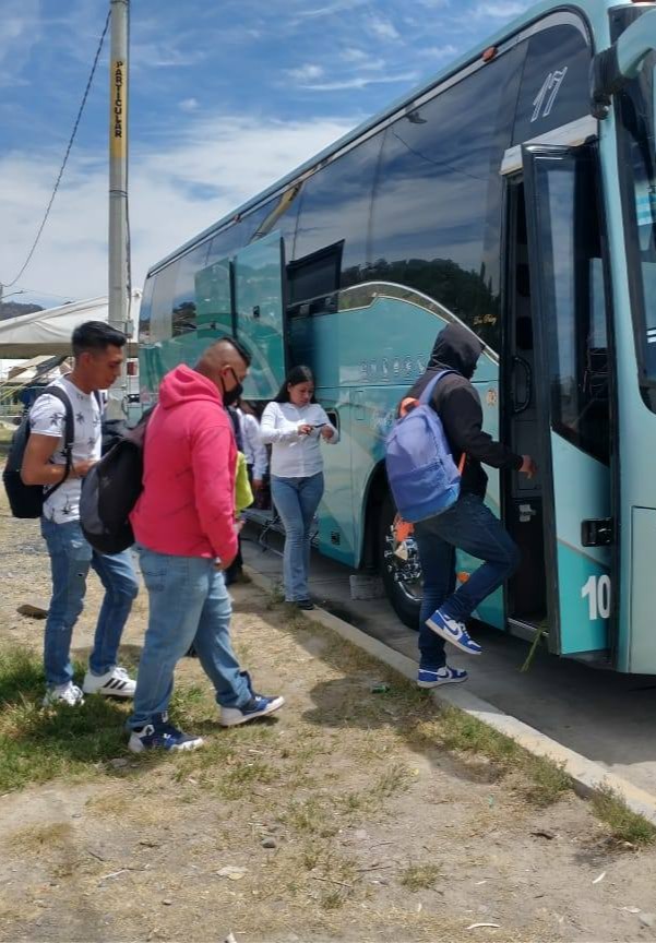 PERSONAS ORIGINARIAS DE TLAXIACO PARTIERON HACIA SAN QUINTÍN PARA TRABAJAR EN LA COSECHA DE FRAMBUESA