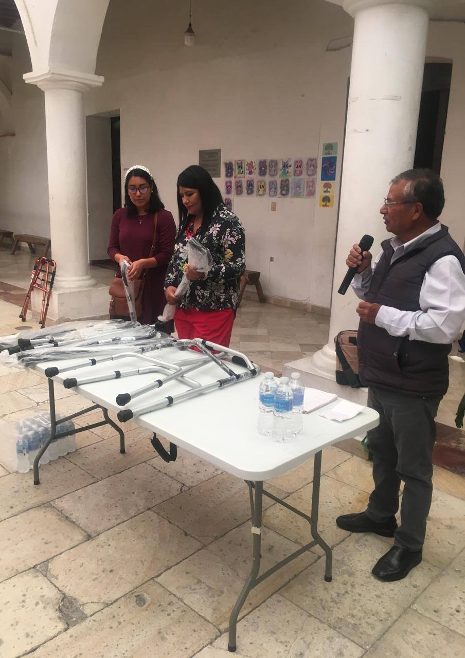 ENTREGA DE BASTONES ORTOPÉDICOS AL GRUPO DE ADULTOS MAYORES POR PARTE DE LA REGIDORA DE BIENESTAR Y LA SÍNDICA HACENDARIA