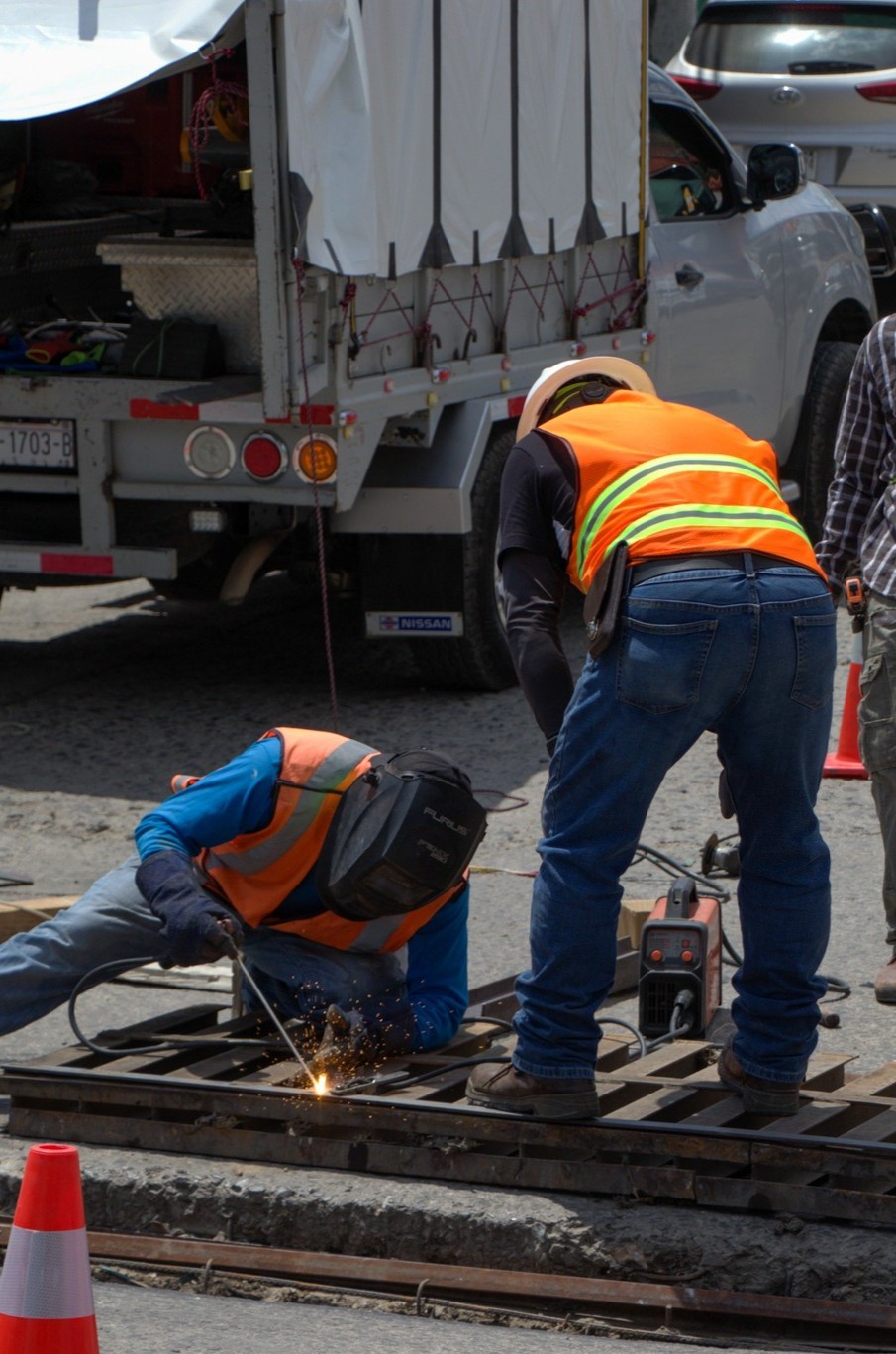 SE ATENDIÓ LA REJA DE LA CUNETA UBICADA EN LA ESQUINA DE CLAUDIO CRUZ E HIPÓDROMO, LA CUAL REPRESENTABA UN RIESGO.