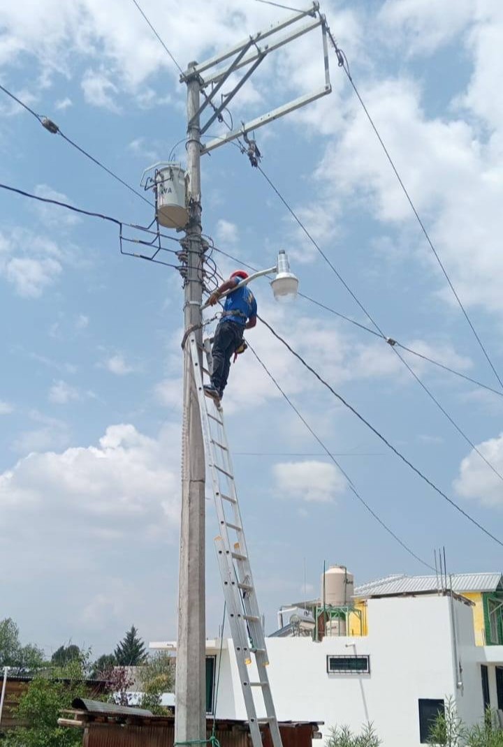 REEMPLAZO DE FOCOS DE 50 WATTS E INSTALACIÓN DE NUEVAS FOTOCELDAS EN EL BARRIO DE SAN SEBASTIÁN
