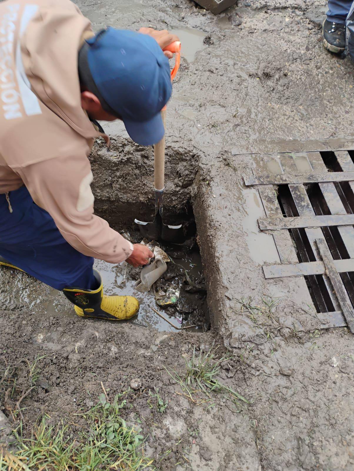 REALIZAN LABORES DE LIMPIEZA TRAS LLUVIAS PARA PREVENIR INUNDACIONES EN TLAXIACO