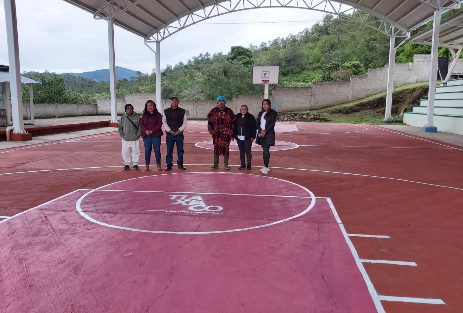 AYUNTAMIENTO DE TLAXIACO REHABILITA ESPACIO DEPORTIVO EN AGENCIA DE JUAN ESCUTIA