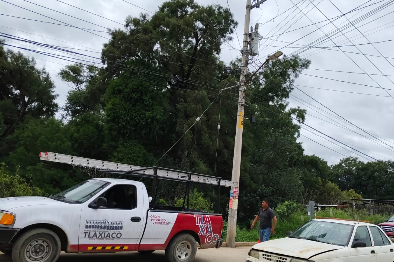 COMPROMISO CON TLAXIACO: MEJORAS EN ALUMBRADO PÚBLICO Y ESPACIOS REPRESENTATIVOS