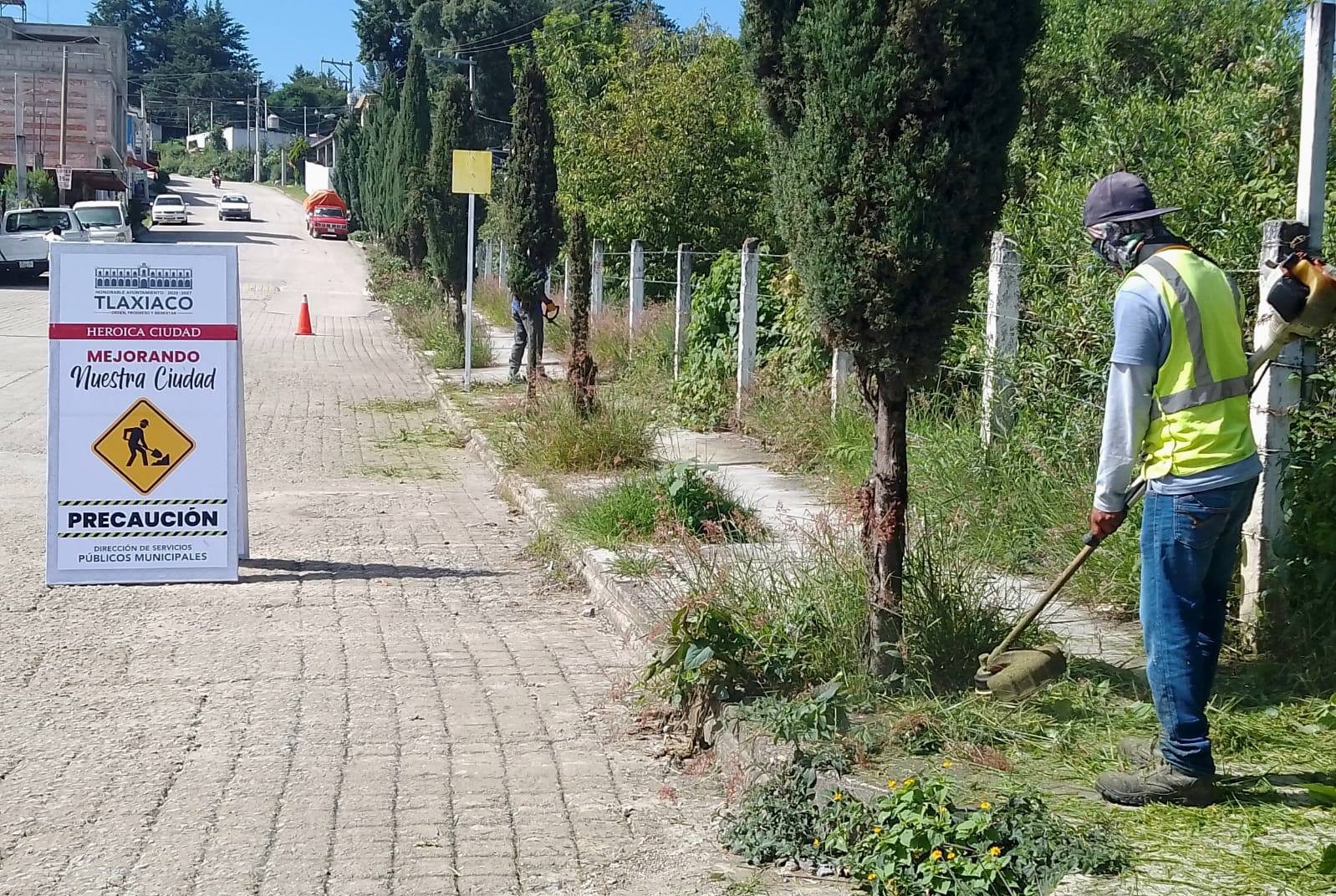 TRABAJOS DE LIMPIEZA Y MANTENIMIENTO EN EL BULEVAR ORIENTE, BARRIO SAN BARTOLO