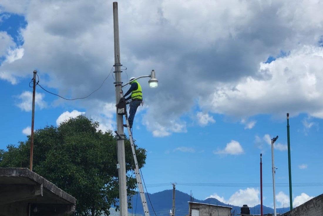 MEJORAN ALUMBRADO PÚBLICO EN COLONIA OAXACA CON NUEVAS LUMINARIAS Y REPARACIONES ELÉCTRICAS