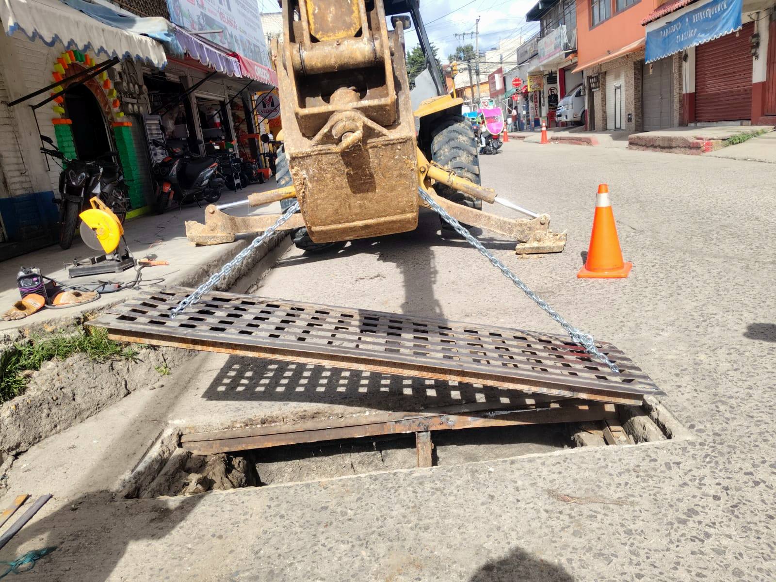 DIRECCIÓN DE ALUMBRADO PÚBLICO ATIENDE PUNTO DE RIESGO CON TRABAJOS ESTRUCTURALES EN ALCANTARILLA