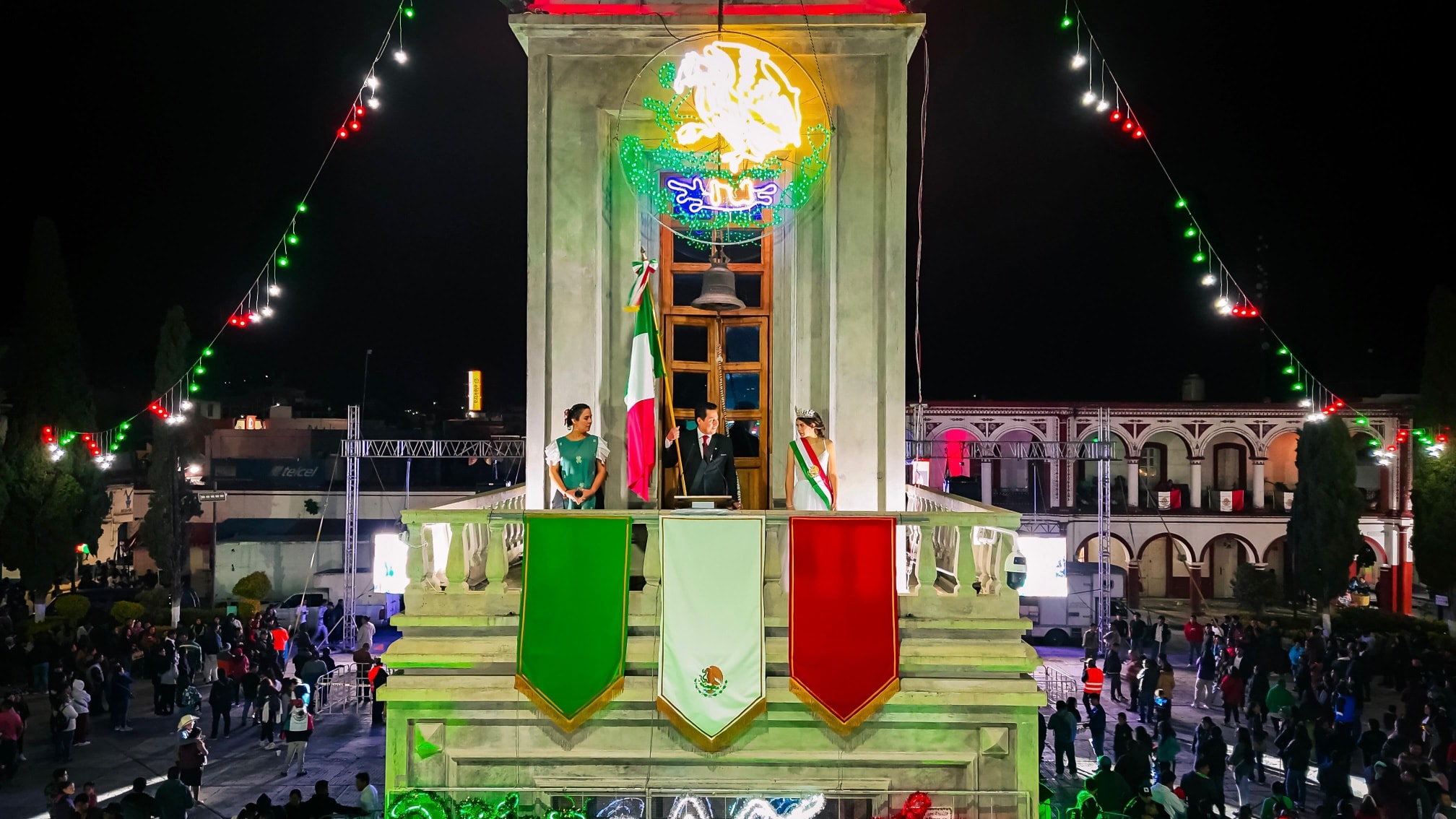 EL PRESIDENTE MUNICIPAL ENCABEZA CEREMONIA DEL GRITO DE INDEPENDENCIA EN TLAXIACO