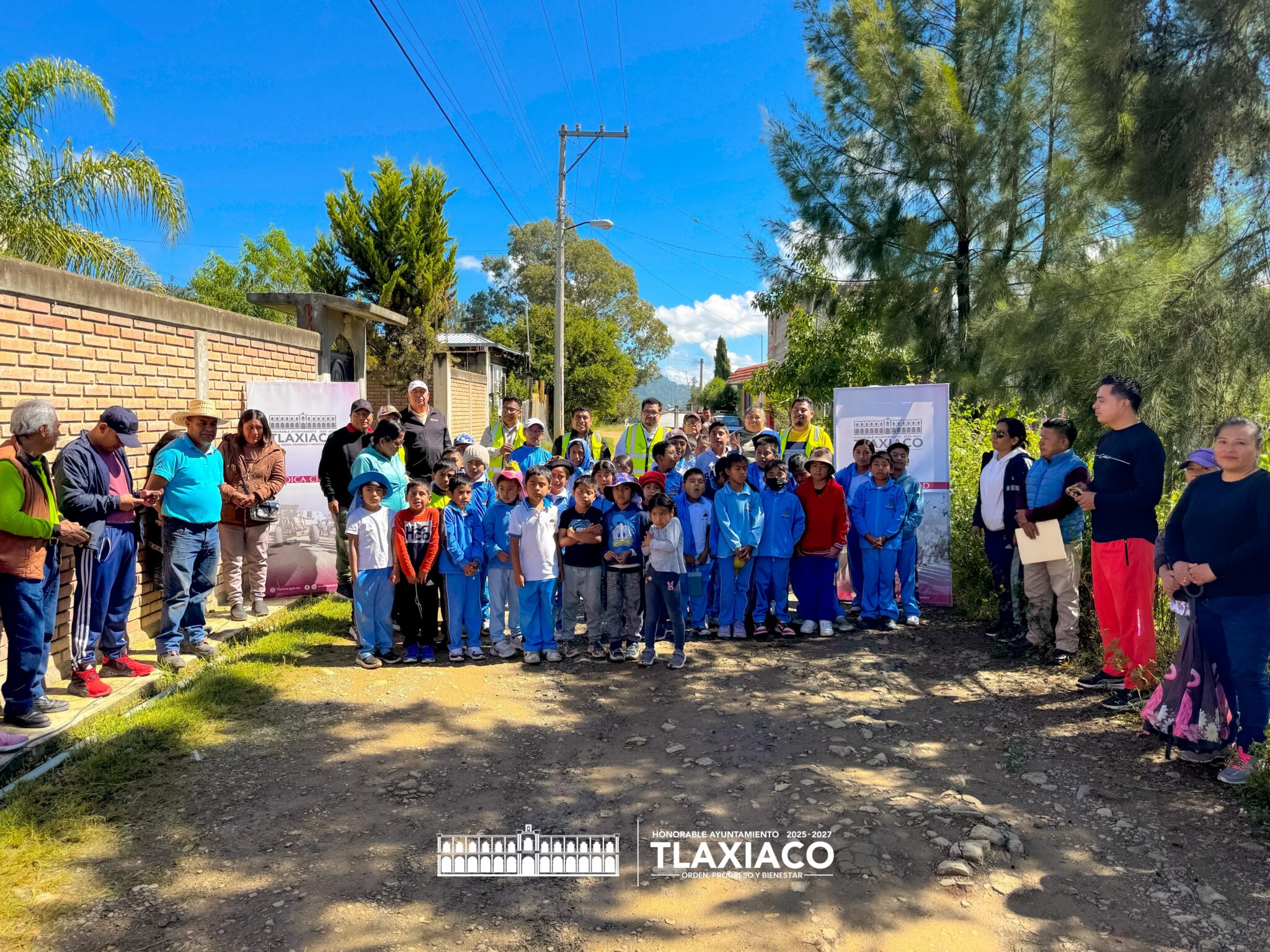 BANDERAZO DE OBRA DE PAVIMENTACIÓN CON CONCRETO HIDRAULICO EN LA CALLE MEMBRILLOS, COLONIA LOMA ZAATA.