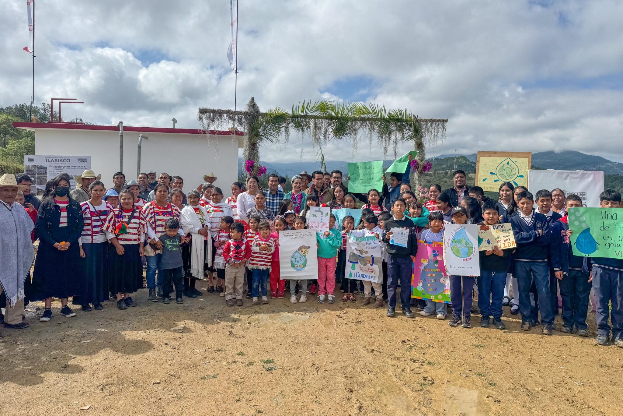 PRESIDENTE MUNICIPAL INAUGURA SISTEMA DE AGUA ENTUBADA EN LA AGENCIA DE SAN ISIDRO, TLAXIACO