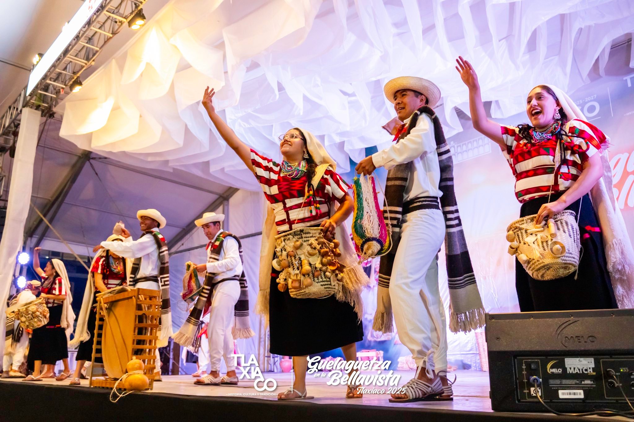 COMPARTIMOS LA GALERÍA QUE REFLEJA LA BELLEZA Y EL COLORIDO DE LOS BAILES DE LAS DELEGACIONES INVITADAS A LA “GUELAGUETZA EN LA BELLAVISTA”, TLAXIACO 2025.