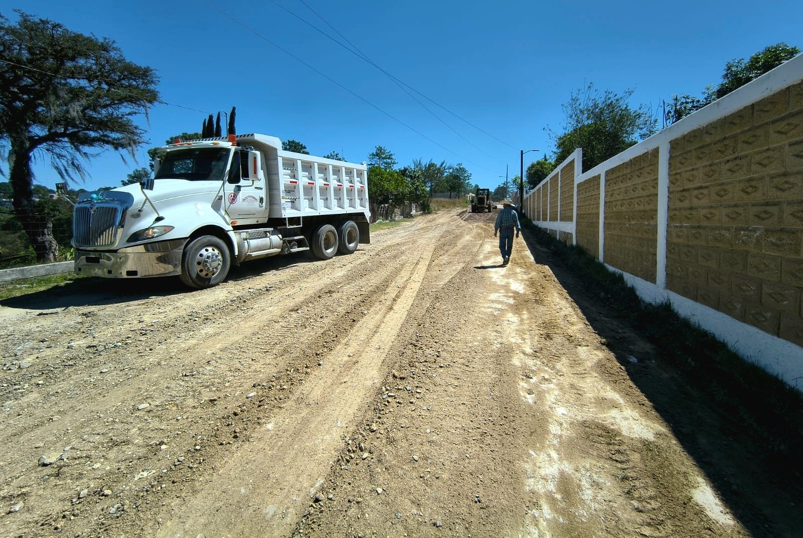 AYUNTAMIENTO DE TLAXIACO REHABILITA VIALIDADES CERCANAS AL PANTEÓN MUNICIPAL EN PREPARACIÓN PARA TODOS SANTOS