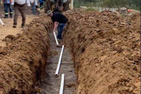 VECINOS Y AUTORIDADES COORDINAN ACCIÓN PARA MEJORAR EL SERVICIO DE AGUA EN LA COLONIA DEL BOSQUE