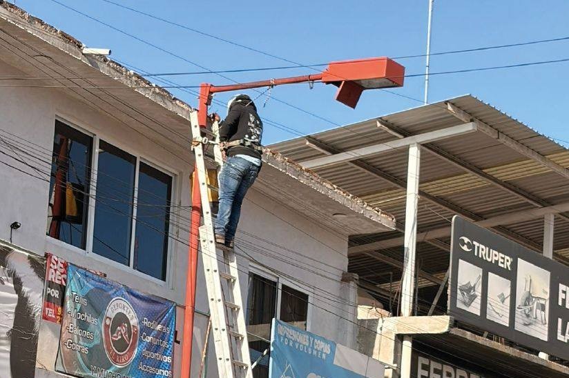 GOBIERNO MUNICIPAL FORTALECE LA SEGURIDAD VIAL CON LA INSTALACIÓN DE LUMINARIAS LED EN LA CALLE ALLENDE