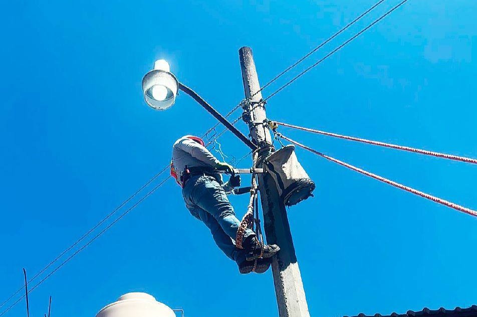 GOBIERNO MUNICIPAL REALIZA MANTENIMIENTO DE ALUMBRADO EN AGENCIAS DE TLAXIACO