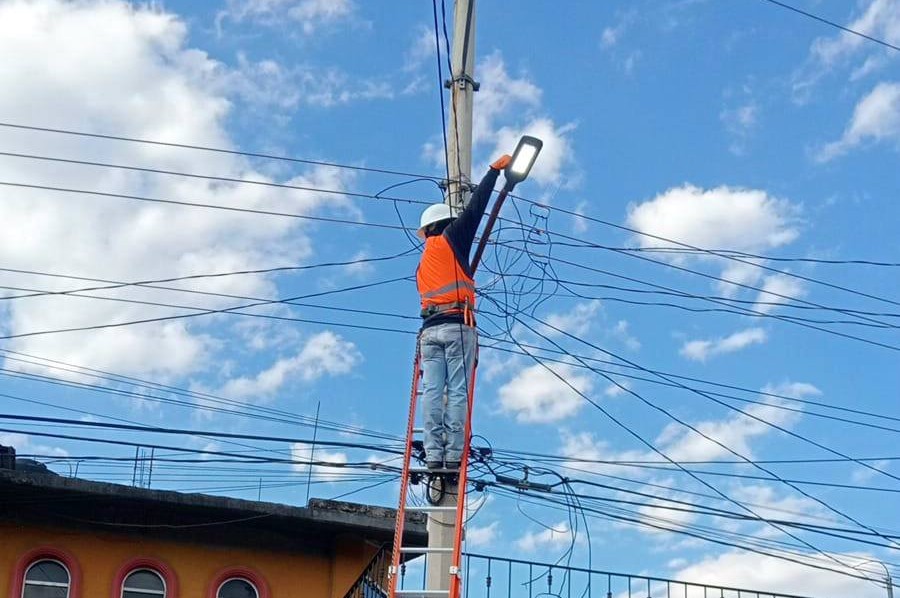 SE LLEVÓ A CABO TRABAJOS DE CAMBIO E INSTALACIÓN DE NUEVAS LÁMPARAS LED EN LA CALLE MALINALLI, BARRIO SAN NICOLÁS