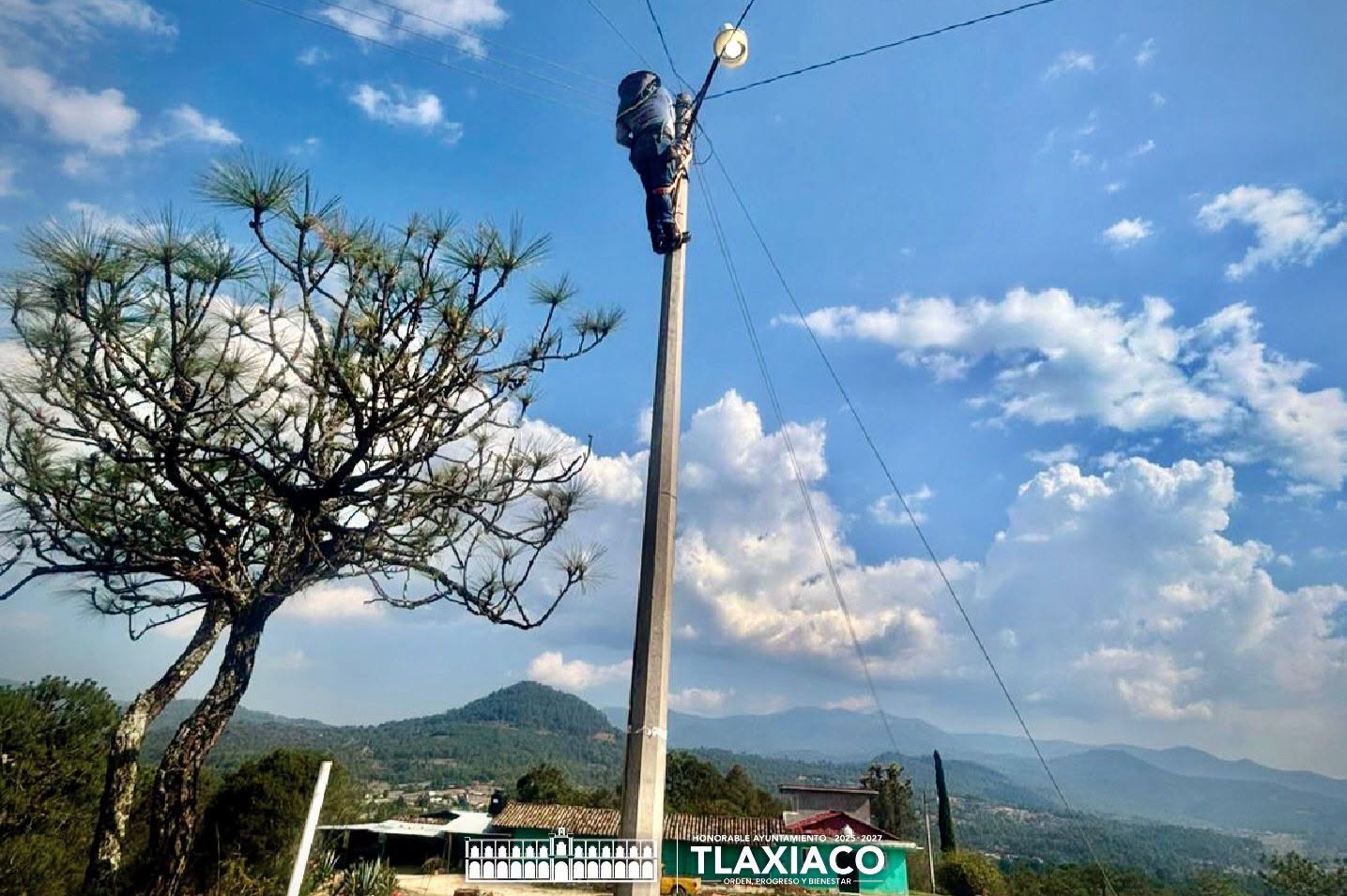 FORTALECE GOBIERNO MUNICIPAL LA SEGURIDAD CON MANTENIMIENTO DE ALUMBRADO PÚBLICO EN ACCESO AL COBAO